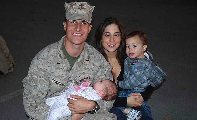 স্ত্রী লিসা, দুই সন্তান অ্যালেক্স ও মারিশার সঙ্গে যুক্তরাষ্ট্রের মেরিন সেনা লে. কার্ল কুরবিকফ। ছবিটি সিএনএনের সৌজন্যে