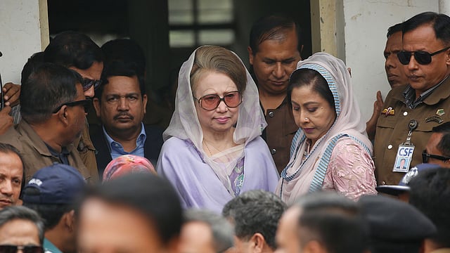 আদালত প্রাঙ্গণে বিএনপি চেয়ারপারসন খালেদা জিয়া। প্রথম আলো ফাইল ছবি