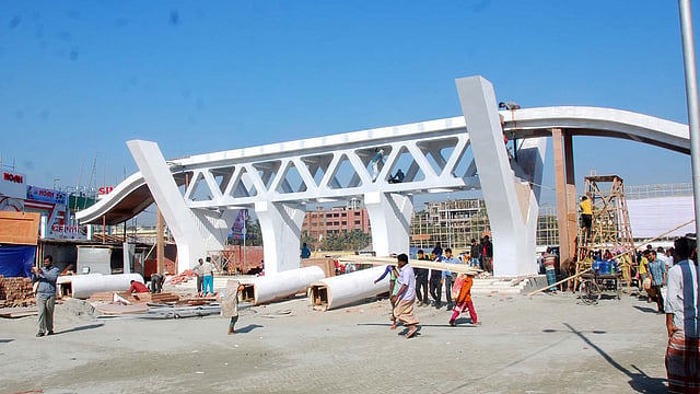 পদ্মা সেতুর আদলে বাণিজ্য মেলার মূল ফটক নির্মাণ করা হচ্ছে। এখন চলেছ শেষ মুহূর্তের কাজ। ছবি: ফোকাস বাংলা