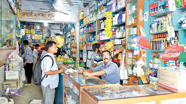 রাজশাহীর আরডিএ মার্কেটে ব্যতিক্রমধর্মী মুদি দোকান ‘মেসার্স এক নম্বর গদি’ l প্রথম আলো