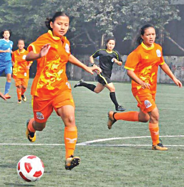 মাঠে রেফারির দায়িত্ব পালন করছেন জয়া (মাঝে)