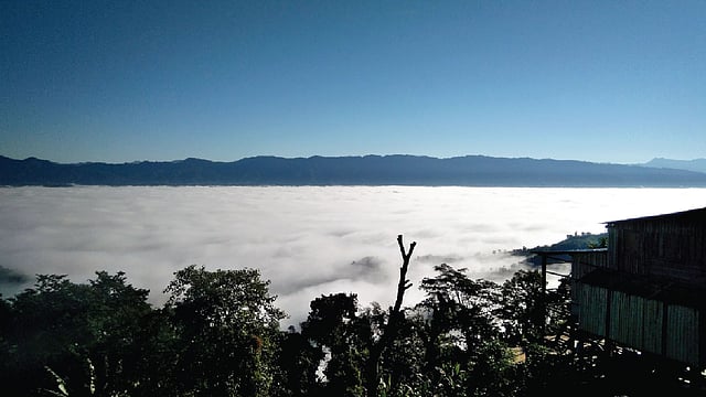 সাদা মেঘের এমন সমুদ্র দেখে চোখ ফিরিয়ে রাখবে সাধ্য কার? ছবি: লেখক