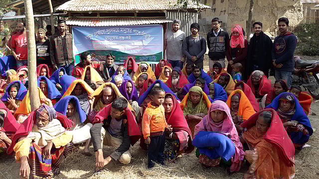 রাজশাহীর গোদাগাড়ী উপজেলার প্রসাদপাড়া গ্রামে প্রথম আলো ট্রাস্টের পক্ষ থেকে শীতার্তদের মাঝে ২০০ কম্বল বিতরণ করা হয়।