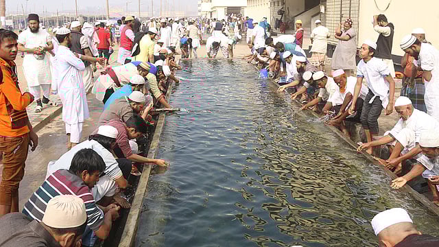 গাজীপুরের টঙ্গীর তুরাগতীরে বিশ্ব ইজতেমার প্রথম পর্বে যোগ দেওয়া মুসল্লিরা। গতকাল বৃহস্পতিবার বিকেলে টঙ্গীর ইজতেমা মাঠে। ছবি: প্রথম আলো