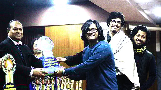 ড্যাফোডিল ইন্টারন্যাশনাল ইউনিভার্সিটির বিতর্ক দলের হাতে রানারআপ ট্রফি তুলে দিচ্ছেন ঢাকা বিশ্ববিদ্যালয়ের ব্যবসায় শিক্ষা অনুষদের ডিন শিবলী রুবাইয়াত উল ইসলাম। ছবি: সংগৃহীত