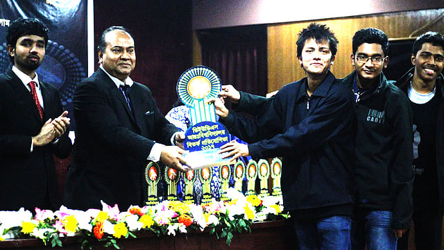 ডিইউডিএসের আয়োজনে আন্তবিশ্ববিদ্যালয় বিতর্ক প্রতিযোগিতার চ্যাম্পিয়ন বুয়েট দলে বিতার্কিকদের হাতে সেরা দলের ট্রফি তুলে দিচ্ছেন ঢাকা বিশ্ববিদ্যালয়ের ব্যবসায় শিক্ষা অনুষদের ডিন শিবলী রুবাইয়াত উল ইসলাম। ছবি: সংগৃহীত