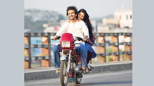 স্বপ্নজাল ছবির দৃশ্যে ইয়াশ ও পরীমনি