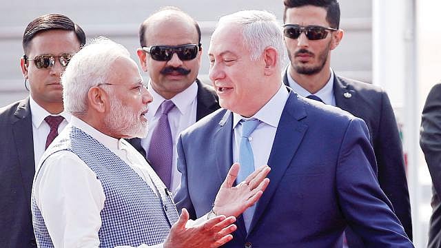 ইসরায়েলের প্রধানমন্ত্রী বেনিয়ামিন নেতানিয়াহুকে (ডানে) গত রোববার নয়াদিল্লির বিমানবন্দরে স্বাগত জানানোর পর তাঁর সঙ্গে কথা বলেন ভারতের প্রধানমন্ত্রী নরেন্দ্র মোদি। ছবি: রয়টার্স