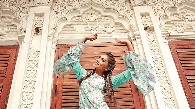 হাতার শেষে ফুলেল নকশায় কুঁচির ব্যবহার সাধারণ পোশাকে এনেছে ভিন্নতা। মডেল: সুণেহরা, পোশাক: পানাশ হাব, সাজ: বিন্দিয়া এক্সক্লুসিভ, ছবি: কবির হোসেন