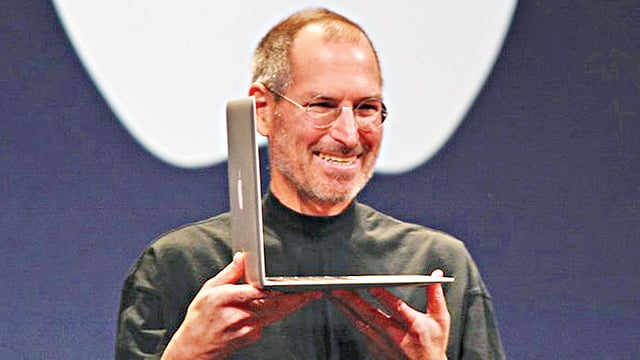 ম্যাকওয়ার্ল্ড সম্মেলন ২০০৮-এ ম্যাকবুক এয়ার দেখান স্টিভ জবস