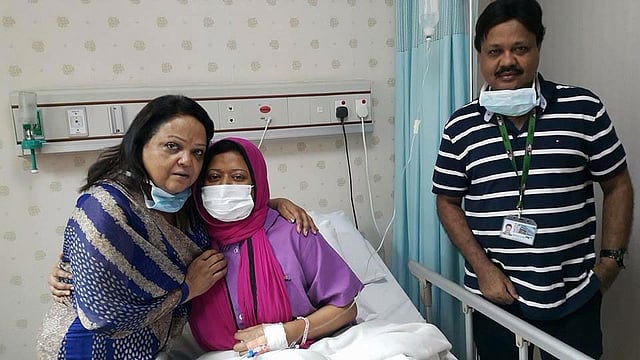 হাসপাতালে স্বীকৃতির পাশে দাঁড়ান সাবিনা ইয়াসমিন