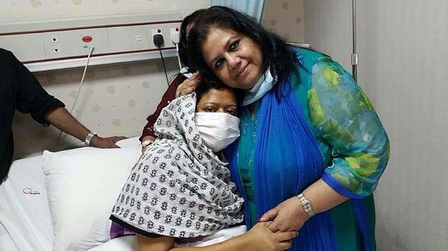 ঢাকায় চিকিৎসার সময় স্বীকৃতিকে দেখতে যান রুনা লায়লা