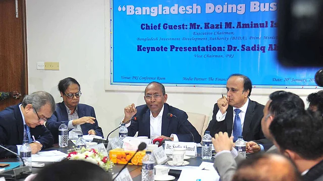 বেসরকারি গবেষণা সংস্থা পলিসি রিসার্চ ইনস্টিটিউট (পিআরআই) আয়োজিত গোলটেবিল বৈঠকে বক্তব্য দেন বাংলাদেশ বিনিয়োগ উন্নয়ন কর্তৃপক্ষের নির্বাহী চেয়ারম্যান কাজী মো. আমিনুল ইসলাম। বনানী, ঢাকা, ২০ জানুয়ারি। ছবি: প্রথম আলো
