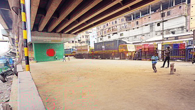 বাবুবাজার সেতুর নিচের ছোট এই জায়গাটি পার্কিংয়ের জন্য বরাদ্দ দেওয়ার প্রস্তুতি নিচ্ছে ঢাকা দক্ষিণ সিটি করপোরেশন। এদিকে জায়গাটির মালিকানা দাবি করছে সড়ক ও জনপথ অধিদপ্তর l ছবি: হাসান রাজা