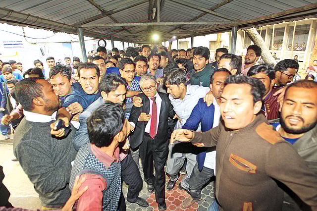 উপাচার্যকে তাঁর কার্যালয়ে নিয়ে যাচ্ছেন ছাত্রলীগের নেতা–কর্মীরা