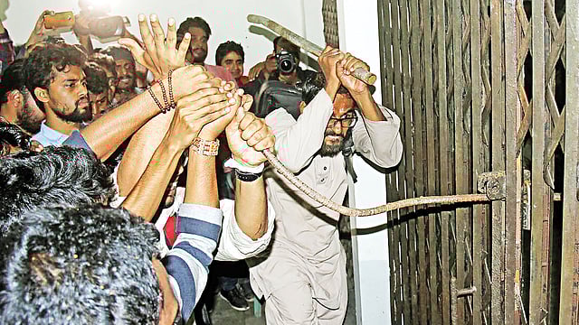 কলাপসিবল গেটের তালা ভেঙে আন্দোলনকারীরা উপাচার্যের কক্ষের বাইরে অবস্থান নেন l প্রথম আলো