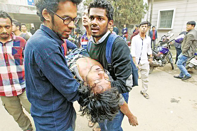 আন্দোলনকারীরা আহত রাজীব কুমার দাশকে হাসপাতালে নিয়ে যাচ্ছেন