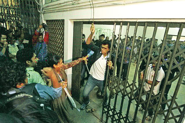 উপাচার্যের কার্যালয়ে অবস্থান নিলে আন্দোলনকারীদের ওপর হামলা চালায় ছাত্রলীগ