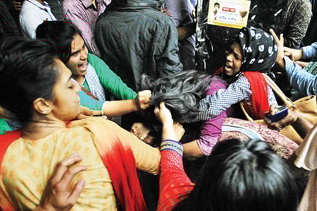 ঢাকা বিশ্ববিদ্যালয়ে ছাত্রী নিপীড়নের বিচার চেয়ে আন্দোলনরত শিক্ষার্থীদের ওপর হামলা l প্রথম আলো