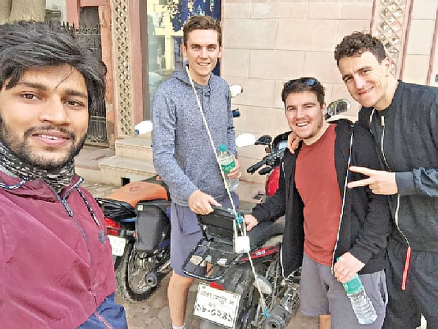 তিন ব্রিটিশ বাইকারের সঙ্গে আগ্রায়