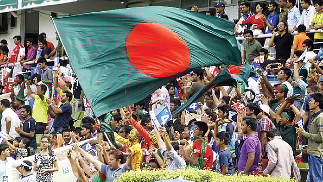 খেলায় জয়–পরাজয় আনন্দ বেদনা থাকতে পারে, উন্মাদনা–হিংসা নয়। ছবি: অধুনা