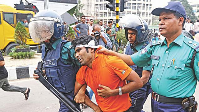 সরকারি চাকরির বয়সসীমা বাড়ানোর আন্দোলনের কর্মীদের পুলিশের হেনস্তা। ফাইল ছবি