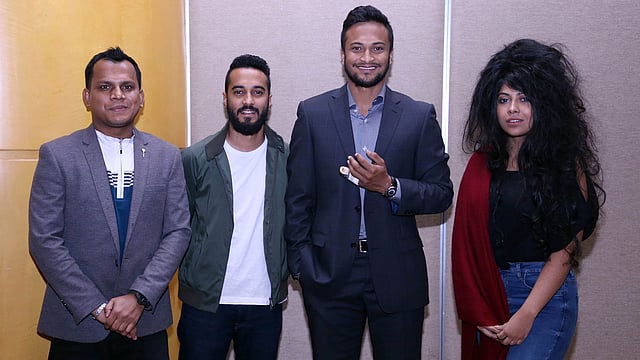 সংবাদ সম্মেলন শুরুর আগে ‘অপরাজেয়’ গানের গীতিকার, গায়ক-গায়িকা ও সাকিব আল হাসান। ছবি: সংগৃহীত