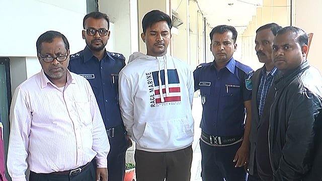 মাদারীপুরে এসএসসি পরীক্ষার প্রশ্নপত্র ফাঁসের অভিযোগে আটক জোবাইদুল ইসলাম। আজ সকালে তাঁকে আটক করে জেলা প্রশাসন। জেলা প্রশাসনের কার্যালয়, ৭ ফেব্রুয়ারি। ছবি: অজয় কুন্ডু