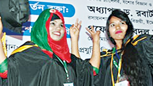 যমজ রিক্তা-মুক্তা খেলাধুলার পাশাপাশি লেখাপড়ায়ও সেরা। ছবি: প্রথম আলো