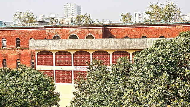 পরিত্যক্ত কারাগারের প্রশাসনিক ভবনে ঠাঁই হয়েছে খালেদা জিয়ার। ছবি: প্রথম আলো