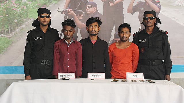 গ্রেপ্তার হওয়া তিন অস্ত্র ব্যবসায়ী। ছবি: র্যাবের সৌজন্যে