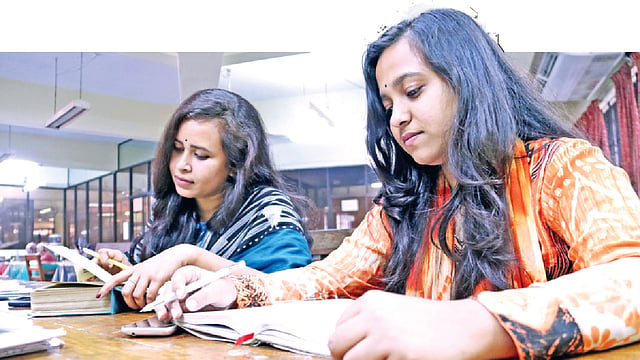 অনেকেরই স্বপ্ন থাকে বিসিএস ক্যাডার হওয়ার। সিলেটের শাহজালাল বিজ্ঞান ও প্রযুক্তি বিশ্ববিদ্যালয় থেকে ছবি তুলেছেন আনিস মাহমুদ