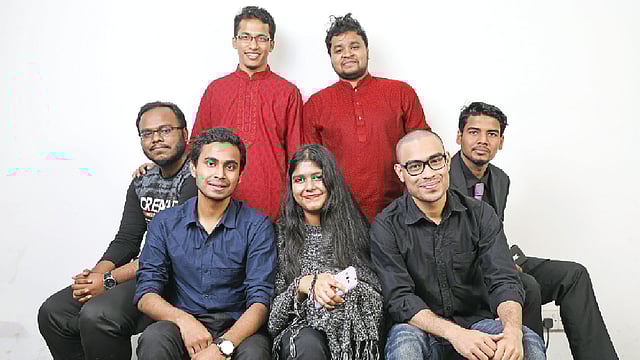 তাঁদের মতো অনেক তরুণ এখন বিদেশি চলচ্চিত্র ও টিভি সিরিজের সাবটাইটেল বাংলায় তৈরি করেন। ছবি: খালেদ সরকার