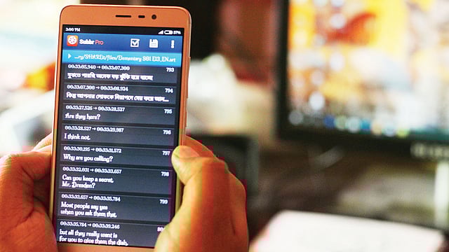 অনেকে মুঠোফোনেও অনুবাদের কাজ করেন