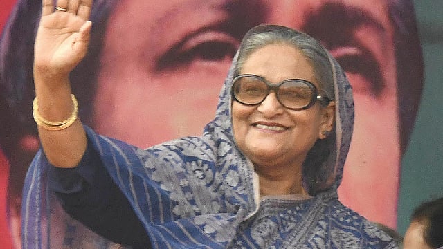 প্রধানমন্ত্রী শেখ হাসিনা বৃহস্পতিবার রাজশাহীতে আওয়ামী লীগ আয়োজিত জনসভায় দলীয় নেতা-কর্মী ও সমর্থকদের উদ্দেশে হাত নাড়েন। ছবি: ফোকাস বাংলা