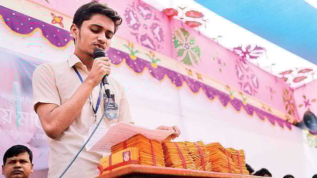 অনুষ্ঠানে চিঠি পাঠ করছে এক শিক্ষার্থী
