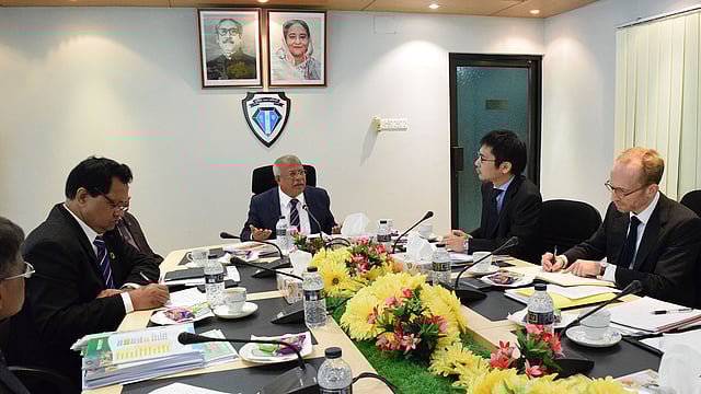 দুদক চেয়ারম্যানের সঙ্গে বৈঠকে আইএমএফ বাংলাদেশ মিশন প্রধান ডাইসাকু কিয়ারাসহ অন্যরা। ছবি: সংগৃহীত