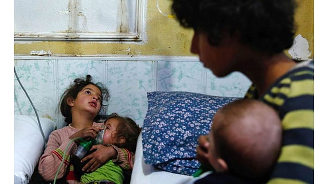 ভাইটিকে কোলে নিয়ে আকাশপানে খোদার দিকে তাকিয়ে চুপচাপ মরে গেছে বোনটি