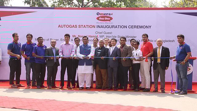 ক্লিন ফুয়েল ফিলিং স্টেশনের উদ্বোধন করেন জ্বালানি প্রতিমন্ত্রী নসরুল হামিদ। ছবি: সংগৃহীত