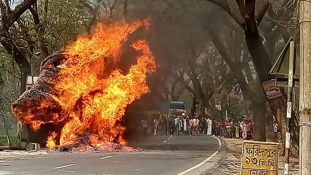 নগরকান্দা উপজেলার তালমা এলাকায় ঢাকা-বরিশাল মহাসড়কে আজ শনিবার দুপুরে ফরিদপুরগামী একটি পাটকাঠিবোঝাই ট্রাকে আগুন লেগে ট্রাকটি সম্পূর্ণ পুড়ে যায়। নগরকান্দা, ফরিদপুর, ৩ মার্চ। ছবি: আলীমুজ্জামান
