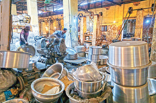 শীর্ষ পর্যায়ের অ্যালুমিনিয়াম প্রস্তুতকারক প্রতিষ্ঠান দিল্লি অ্যালুমিনিয়াম কারখানায় কর্মব্যস্ত শ্রমিকেরা। ছবিটি সম্প্রতি তোলা। প্রথম আলো