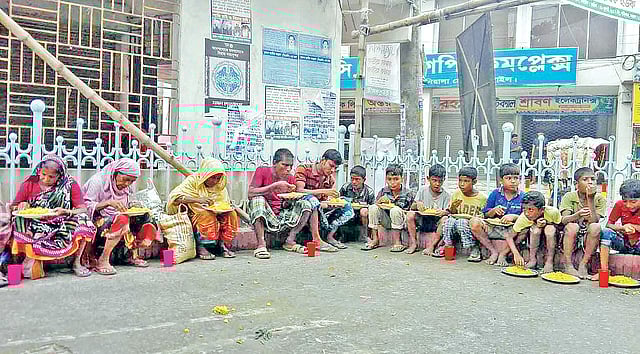 টাঙ্গাইল শহীদ মিনার চত্বরে গত ২৩ ফেব্রুয়ারি দরিদ্র মানুষের মধ্যে খাবার পরিবেশন করা হয়। রেস্তোরাঁ ব্যবসায়ী মির্জা মাসুদের উদে্যাগে এ খাবার পরিবেশন করা হয়। প্রথম আলো