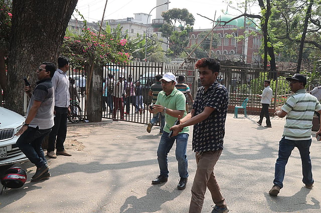 সাদাপোশাকে অস্ত্র হাতে বিএনপি কর্মীদের ধাওয়া। ছবি: সাজিদ হোসেন
