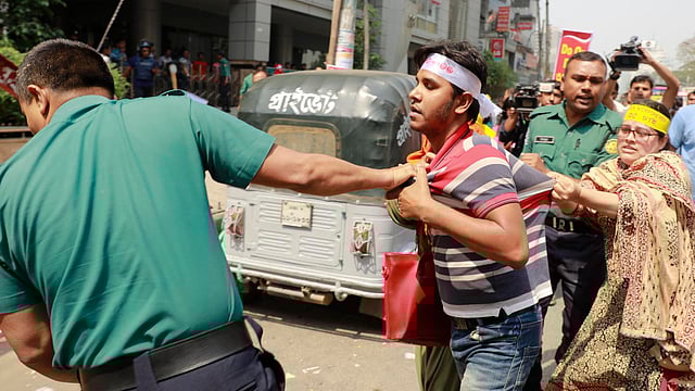 এভাবেই অনেককে ধরে নিয়ে যায় পুলিশ। বাংলামোটর, ঢাকা।