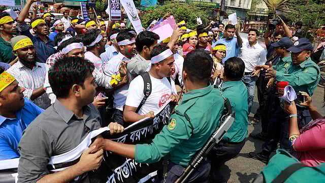 প্রধানমন্ত্রীর কার্যালয়ের দিকে মিছিল নিয়ে যেতে চাইছেন আন্দোলনকারীরা। পুলিশ এ সময় বাধা দেয়। শাহবাগ, ঢাকা।