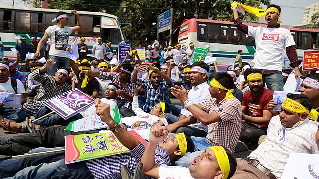 বাংলাদেশ জাতীয় জাদুঘরের সামনের সড়কে অবস্থান নেয় আন্দোলনকারীরা। অনেকে সড়কে শুয়ে পড়েন। শাহবাগ, ঢাকা।