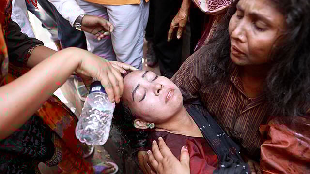 আহত এক আন্দোলনকারীর মাথায় পানি দেওয়া হচ্ছে। বাংলামোটর, ঢাকা।