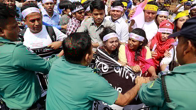 নারীদের বাধা দিচ্ছেন পুলিশের সদস্যরা। শাহবাগ, ঢাকা।