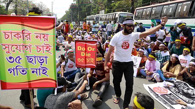 শনিবার সকাল থেকে আন্দোলনকারীরা দাবির পক্ষে নানা স্লোগান দিতে থাকেন। শাহবাগ, ঢাকা।