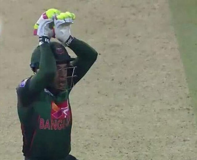 এভাবেই ‘নাগিন নাচে’ মেতেছিলেন মুশফিকুর রহিম। ছবি: টুইটার